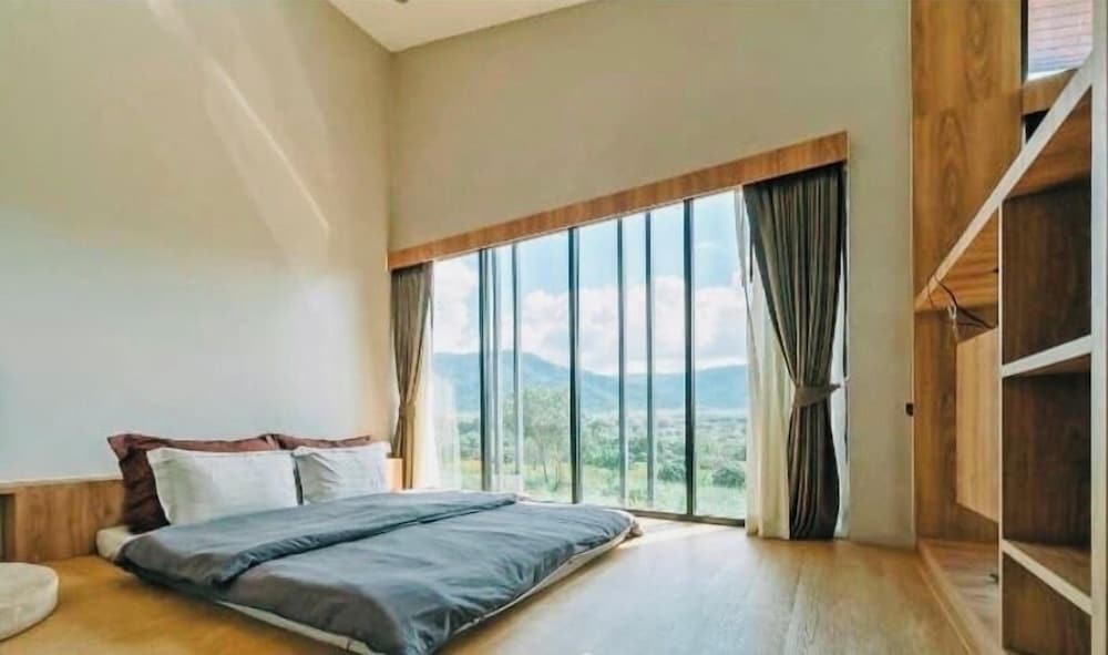 SUITE, MOUNTAIN VIEW