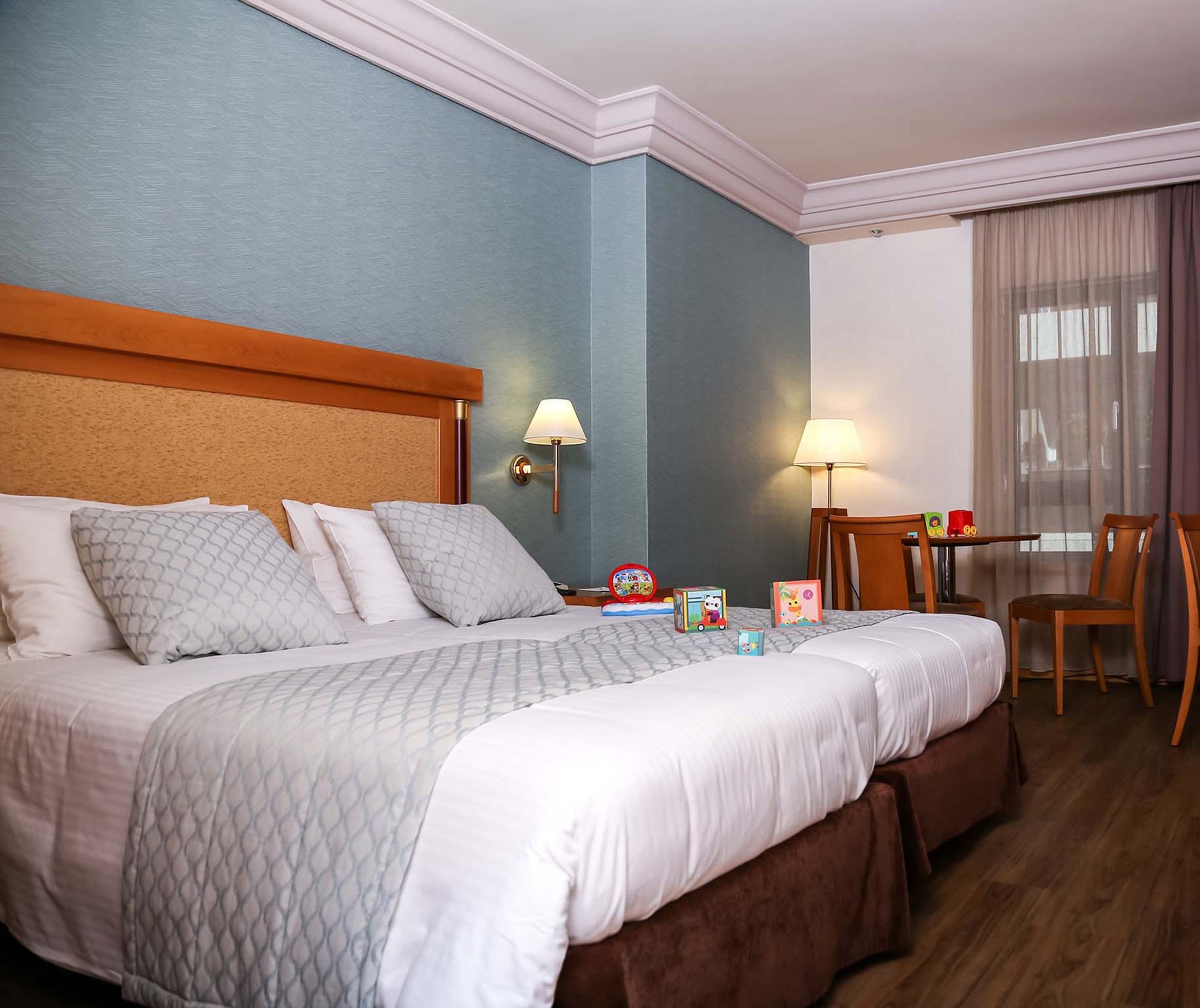 CONNECTING, FAMILY, 5 BEDS