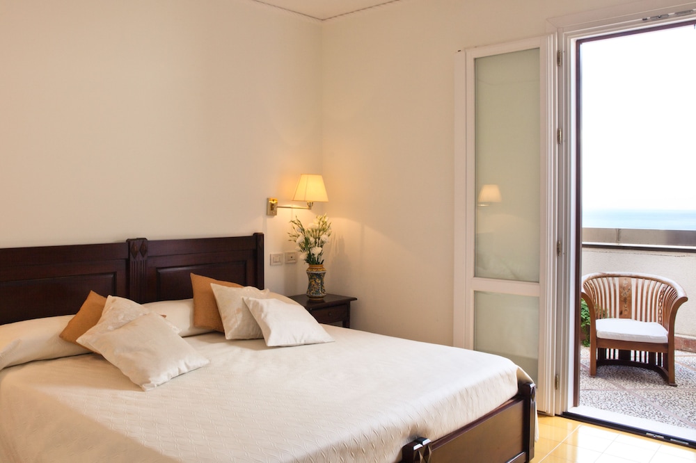 ROOM, DOUBLE BED, PARTIAL SEA VIEW, TERRACE