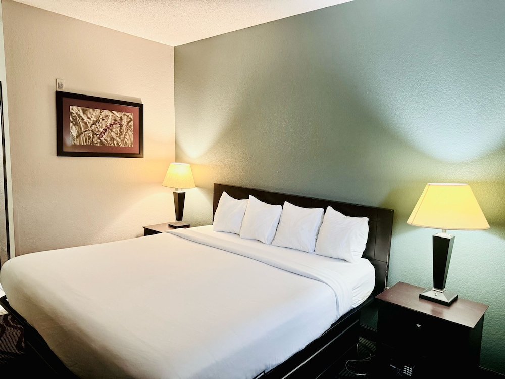 Baymont Inn & Suites by Wyndham Lincoln NE 17/47
