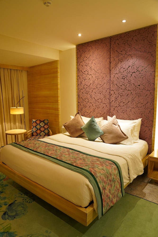 PREMIUM, KING BED, FRONT VIEW, BATHTUB