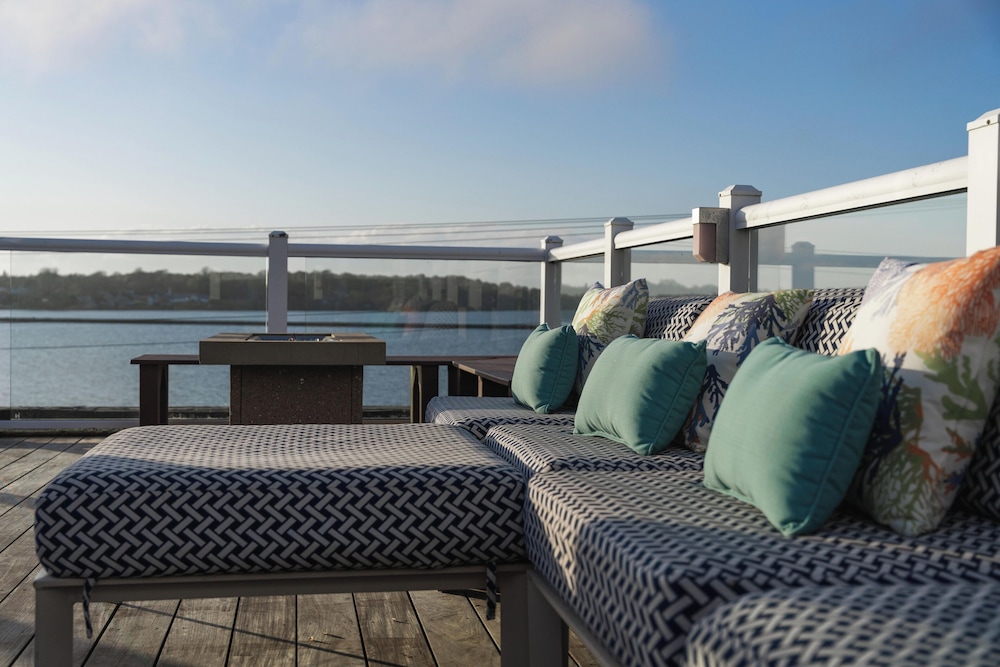 Newport Beach Hotel Suites 47/69