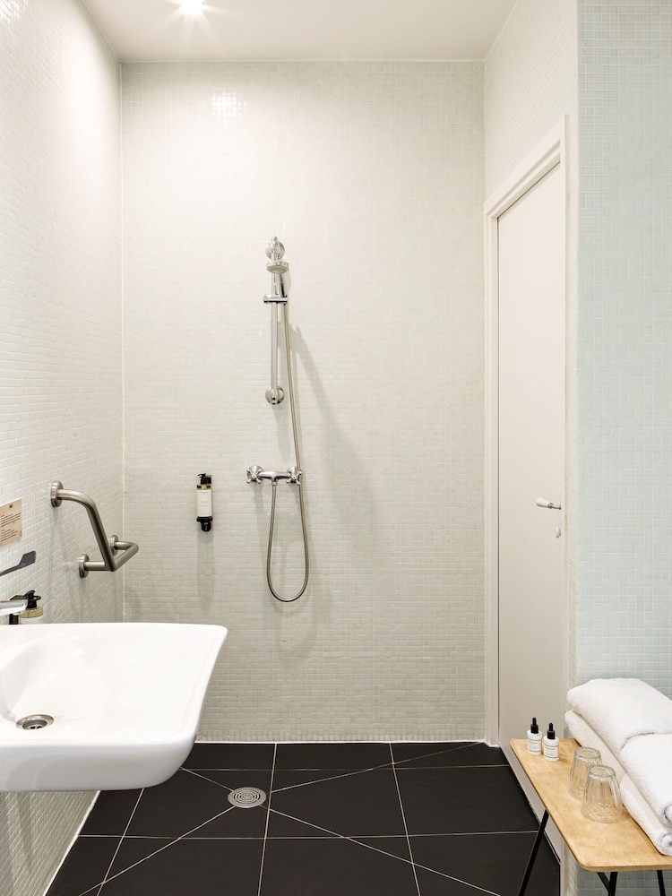 ROOM, GROUND FLOOR, ACCESSIBLE