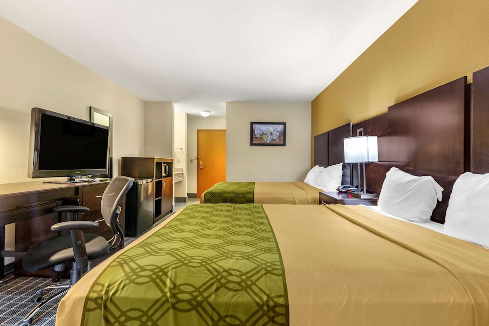 Econo Lodge Brunswick Travel Center 17/30