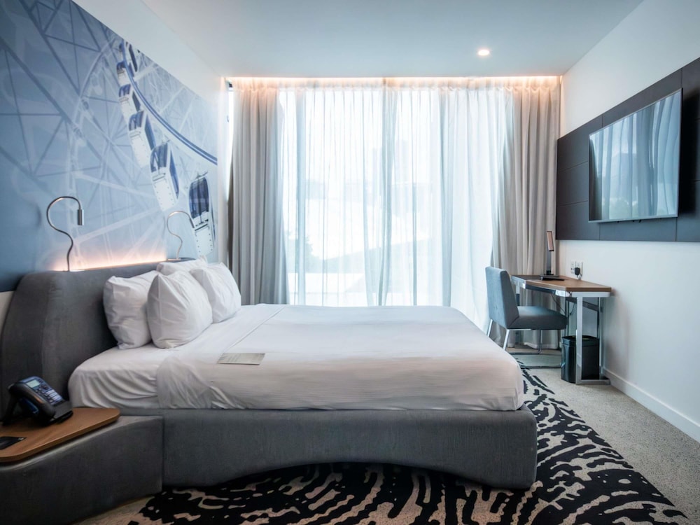 N ROOM, KING BED, ACCESSIBLE