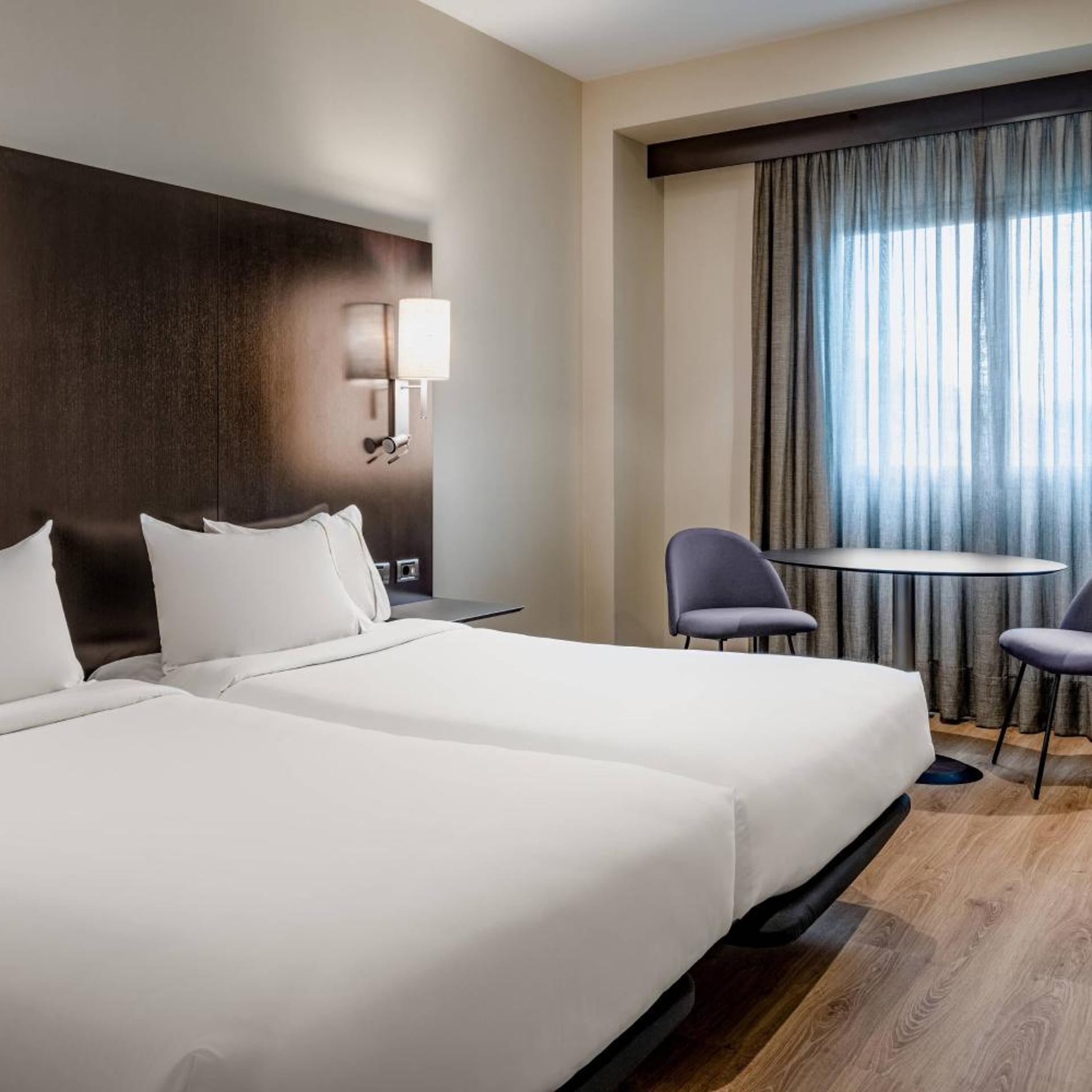 غرفة قياسية بسريرين منفصلين