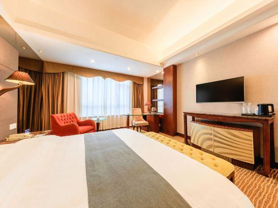 غرفة بسرير كينج وسرير كوين، The Clipper Hotel 2/2