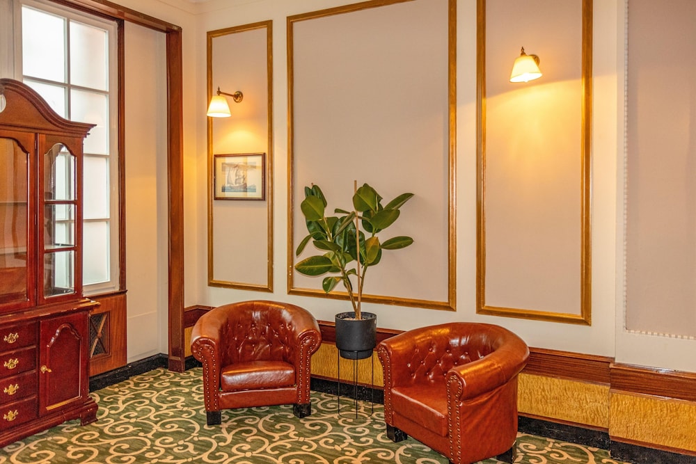 Adelphi Hotel 43/69