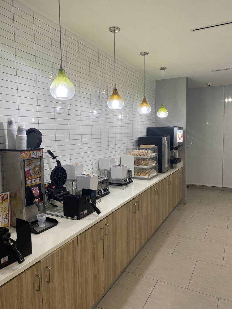 La Quinta Inn & Suite by Wyndham Lake City 25/29