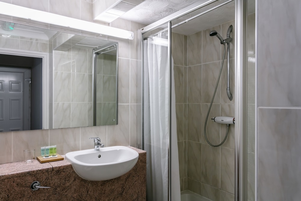 Roydon Marina Village Hotel 40/49