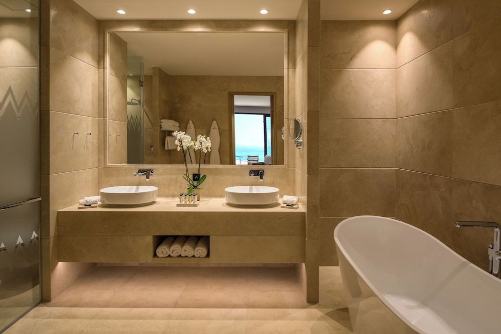 2 Bedrooms, Suite, King and Twin Beds, 2 Sofa