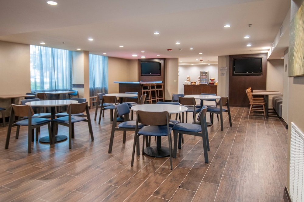 Fairfield Inn Suites Dallas Dfw Airport South Irving 37/46