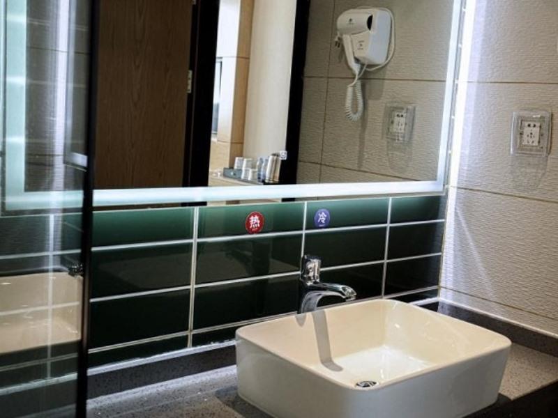 GreenTree Inn Express Yingtan Yujiang Railway Station 20/21