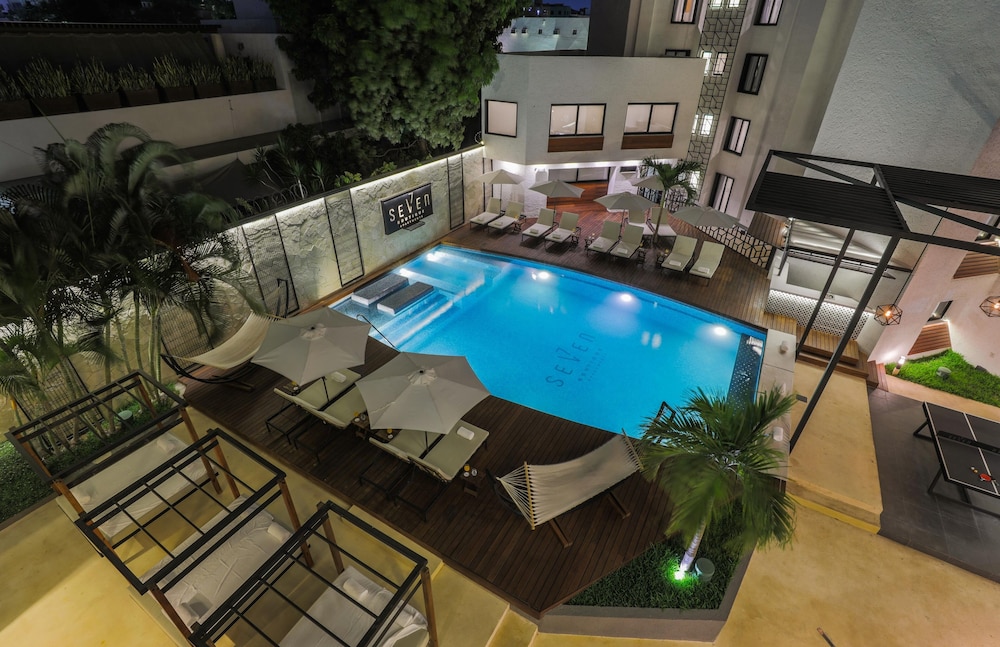Seven Boutique Apartments 51/55