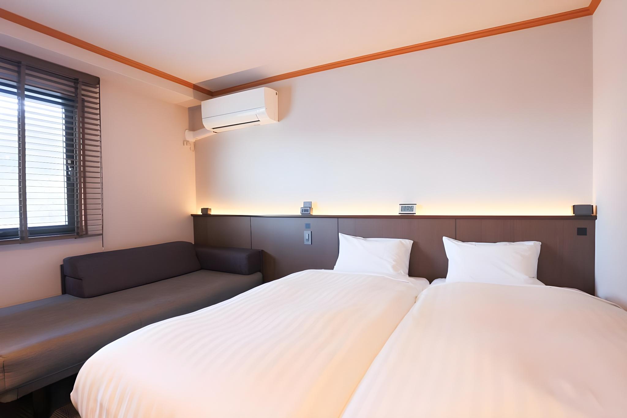 Hollywood, Twin Beds, Sofa