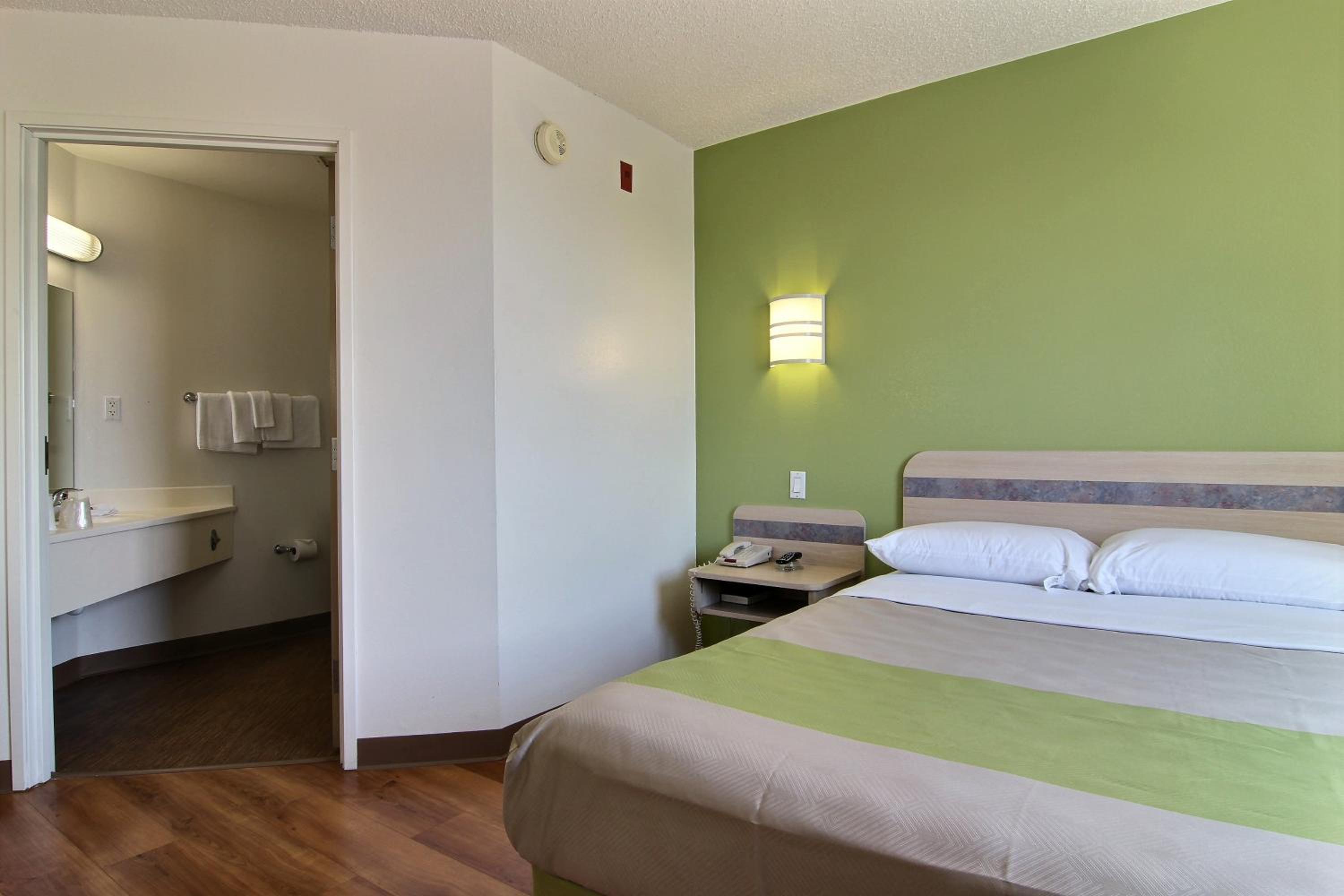 ROOM, KING BED, SMOKING