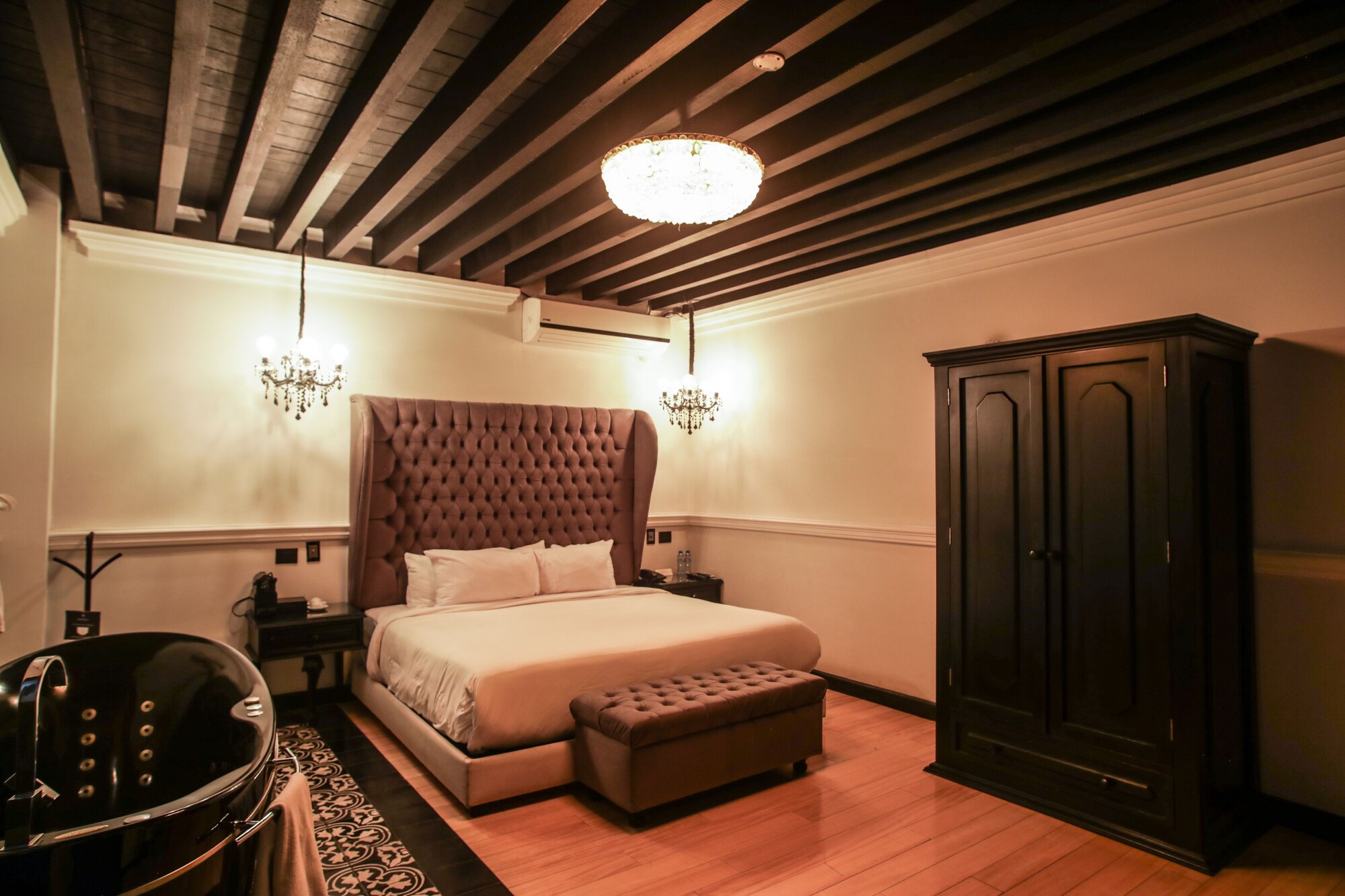 SUITE, KING BED, HOT TUB
