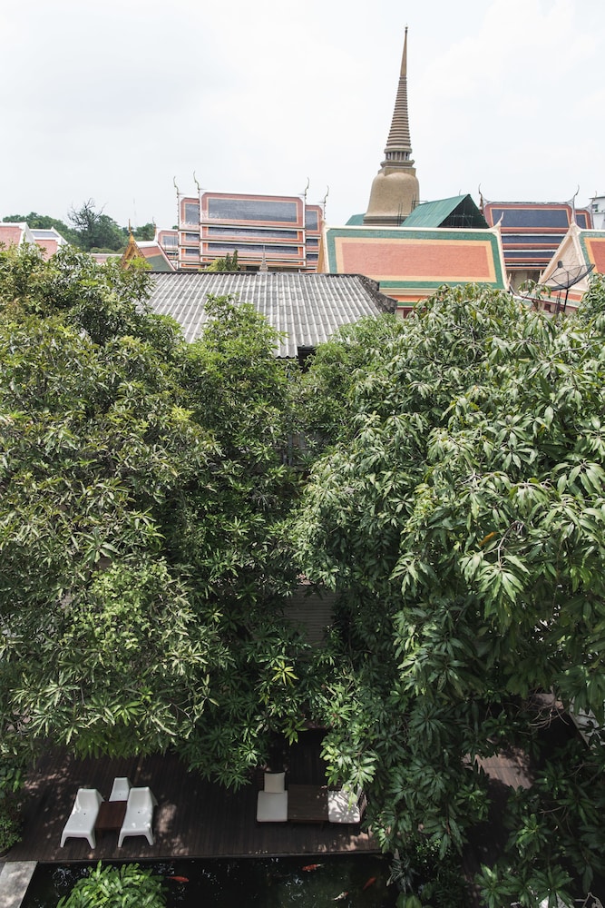 Feung Nakorn Balcony Rooms Cafe 74/79