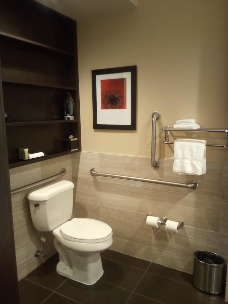 AeroStay Hotel 12/36