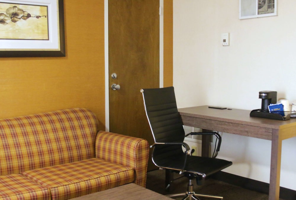 Best Western Galleria Inn & Suites 30/30