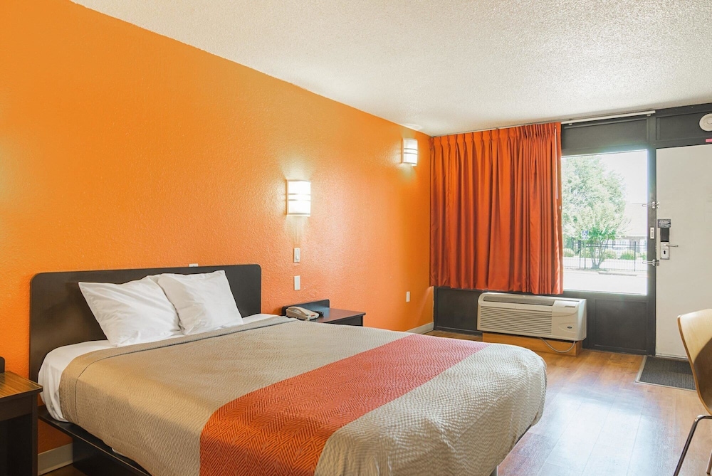 DELUXE, QUEEN BED
