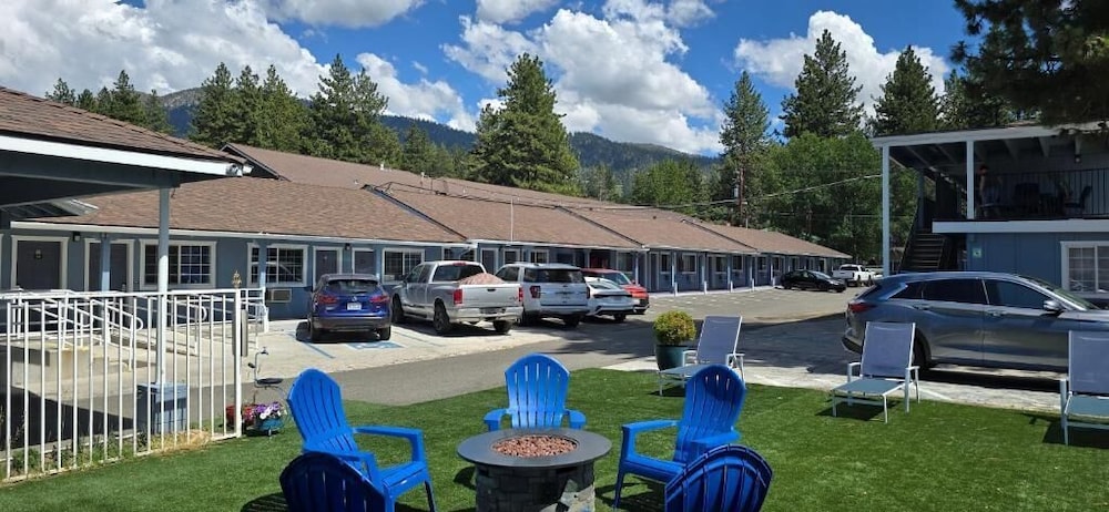 Bluebird Day Inn & Suites 55/68
