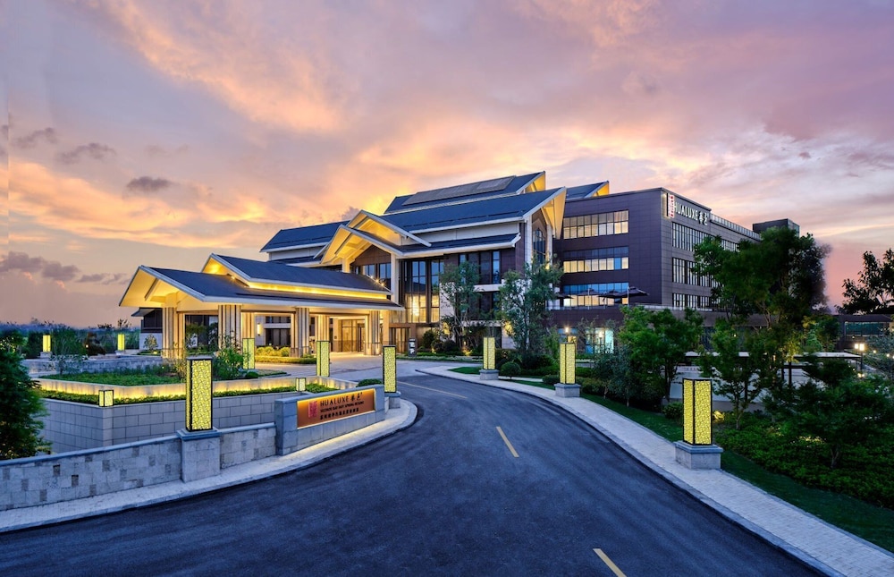 Hualuxe Suzhou Bay Hot Spring Resort 3/72