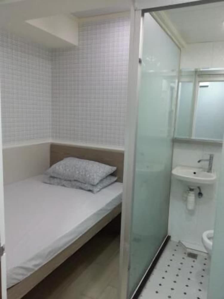 K & B Hostel 63/64