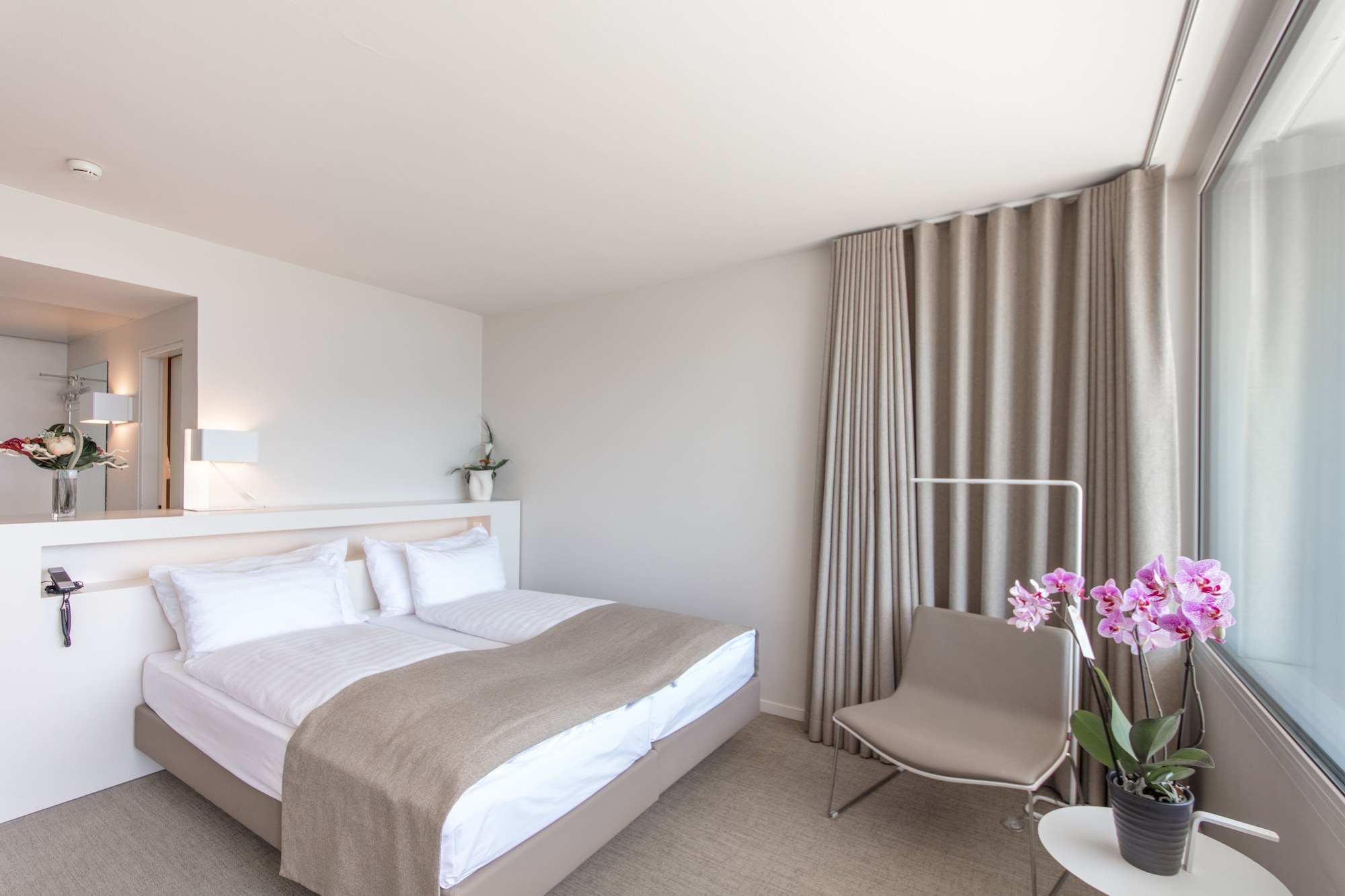 STANDARD, TWIN BEDS, LAKE VIEW