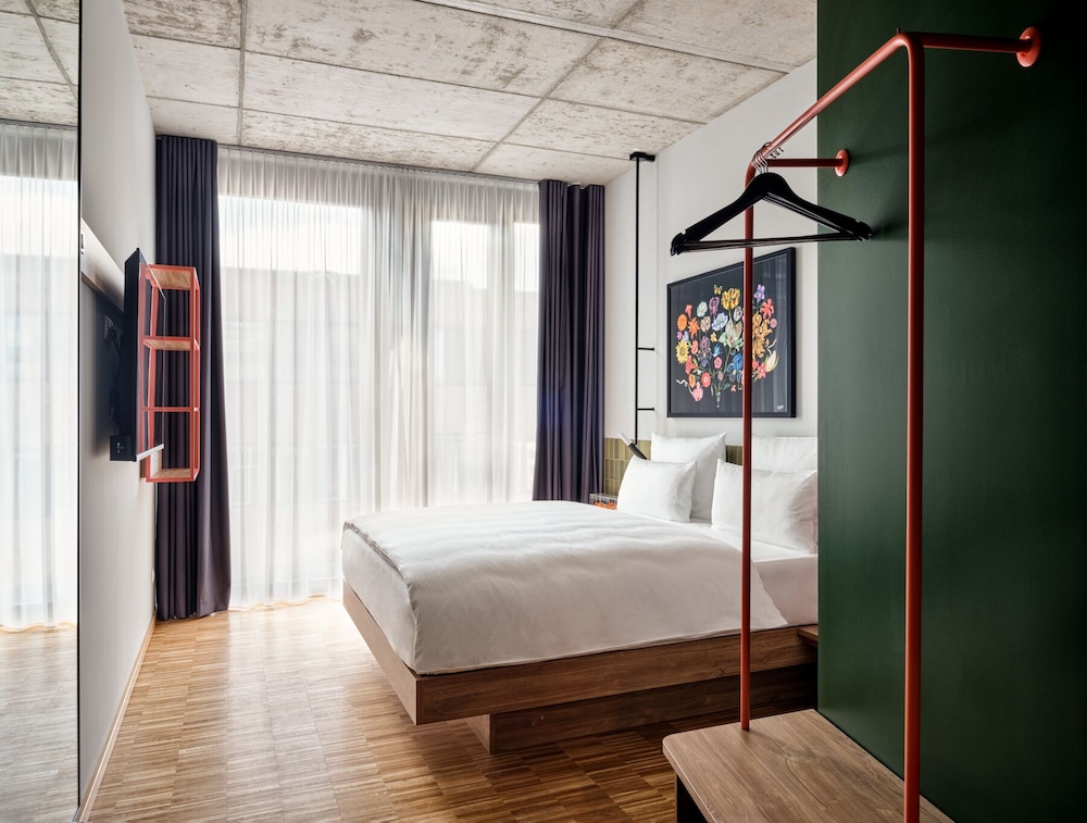 Space, Urban, King Bed