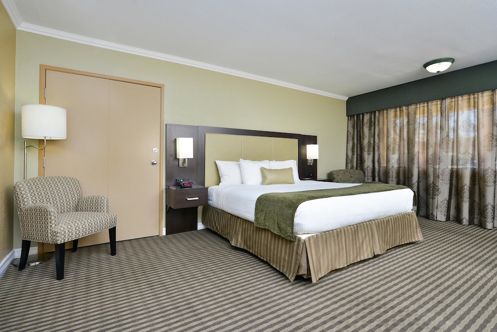 Royal Sun Inn & Suites 6/25