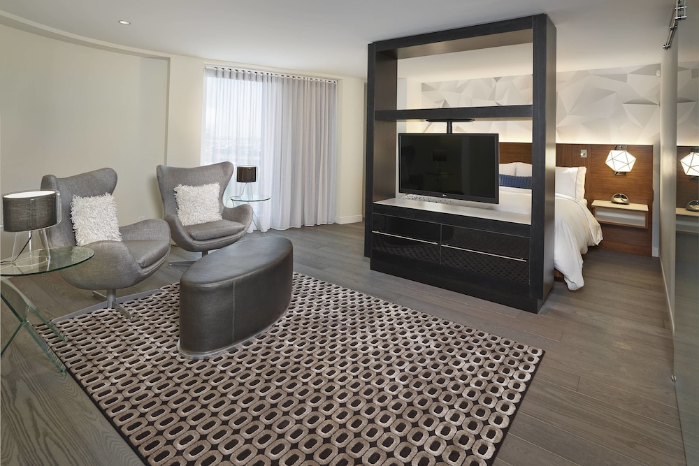 RENAISSANCE EDMONTON AIRPORT HOTEL 30/44