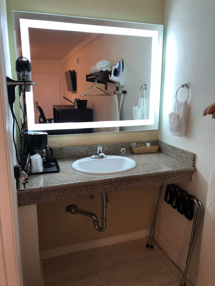 Lombard Plaza Motel 62/64