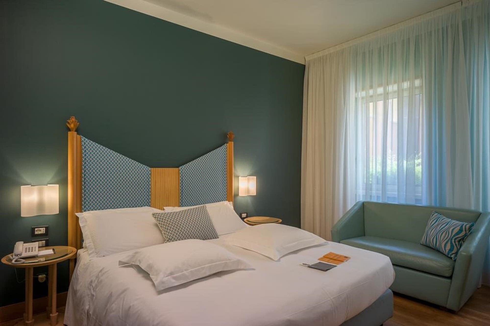 SUPERIOR, DOUBLE OR TWIN BED