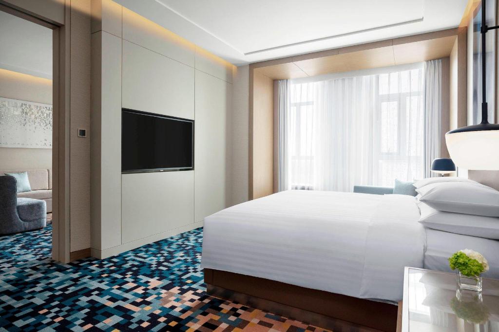 Suite, King Bed, City View, Executive Level