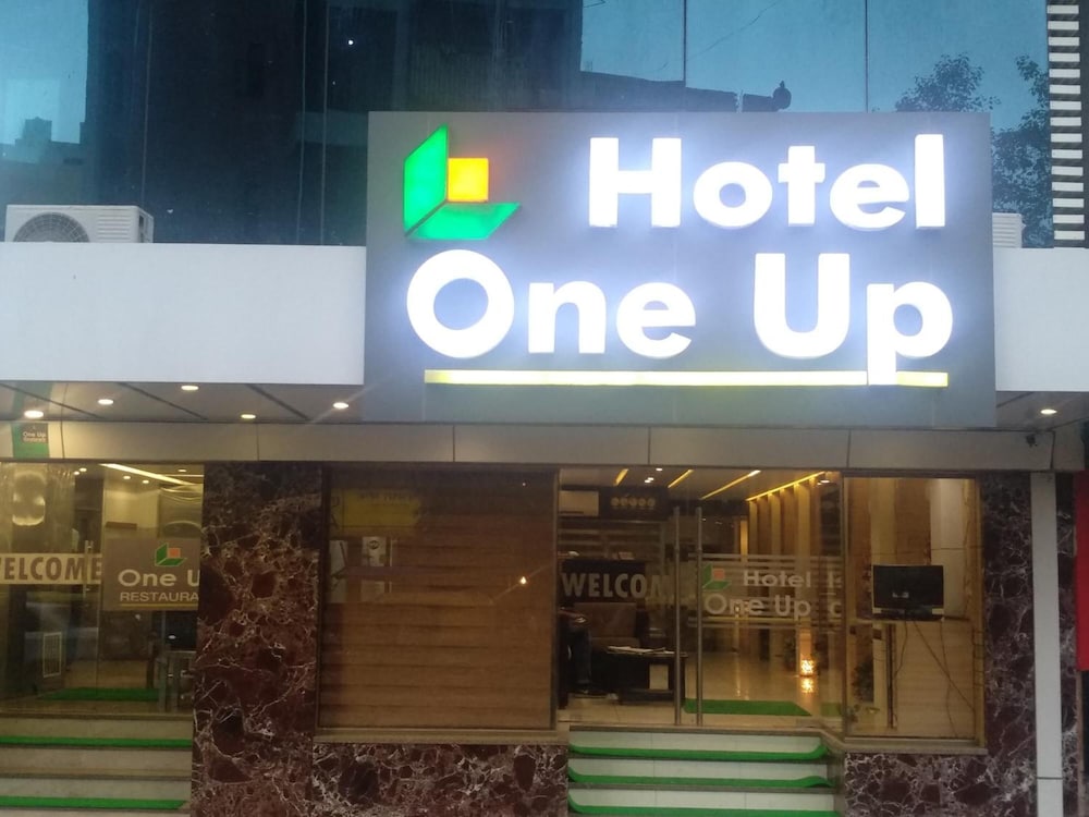 HOTEL ONE UP 2/69