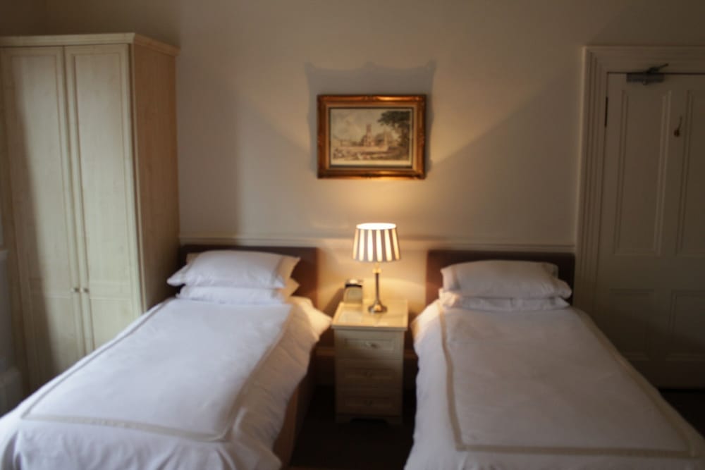 Highfield Guest House 18/50