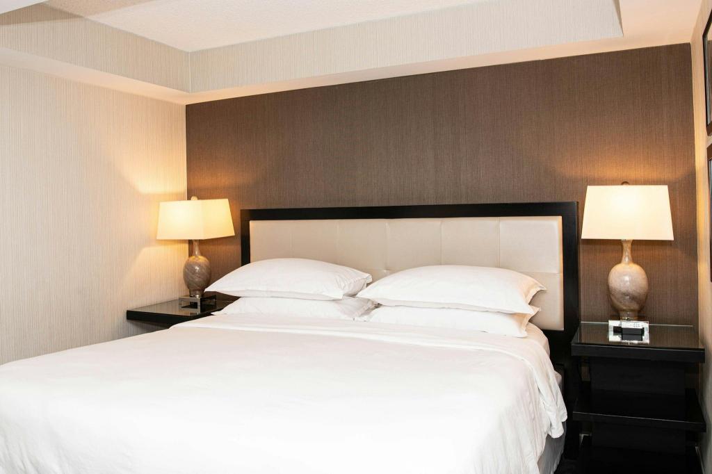 جناح جونيور بسرير كينج بشرفة بغرفة نوم واحدة مع أريكة، Sheraton Mission Valley San Diego 2/5
