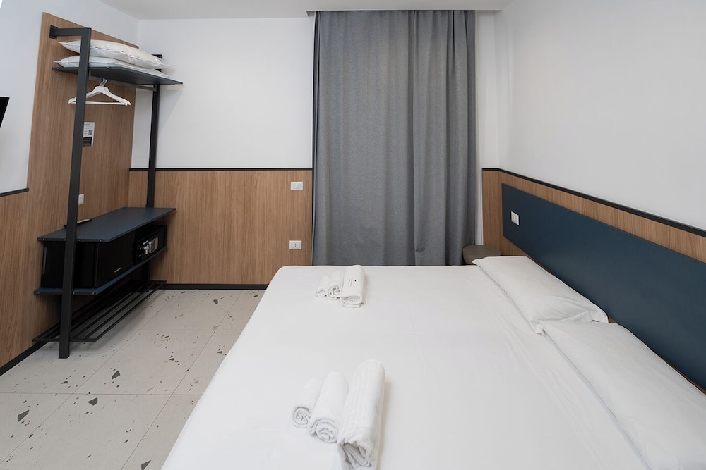 ROOM, DOUBLE OR TWIN BED