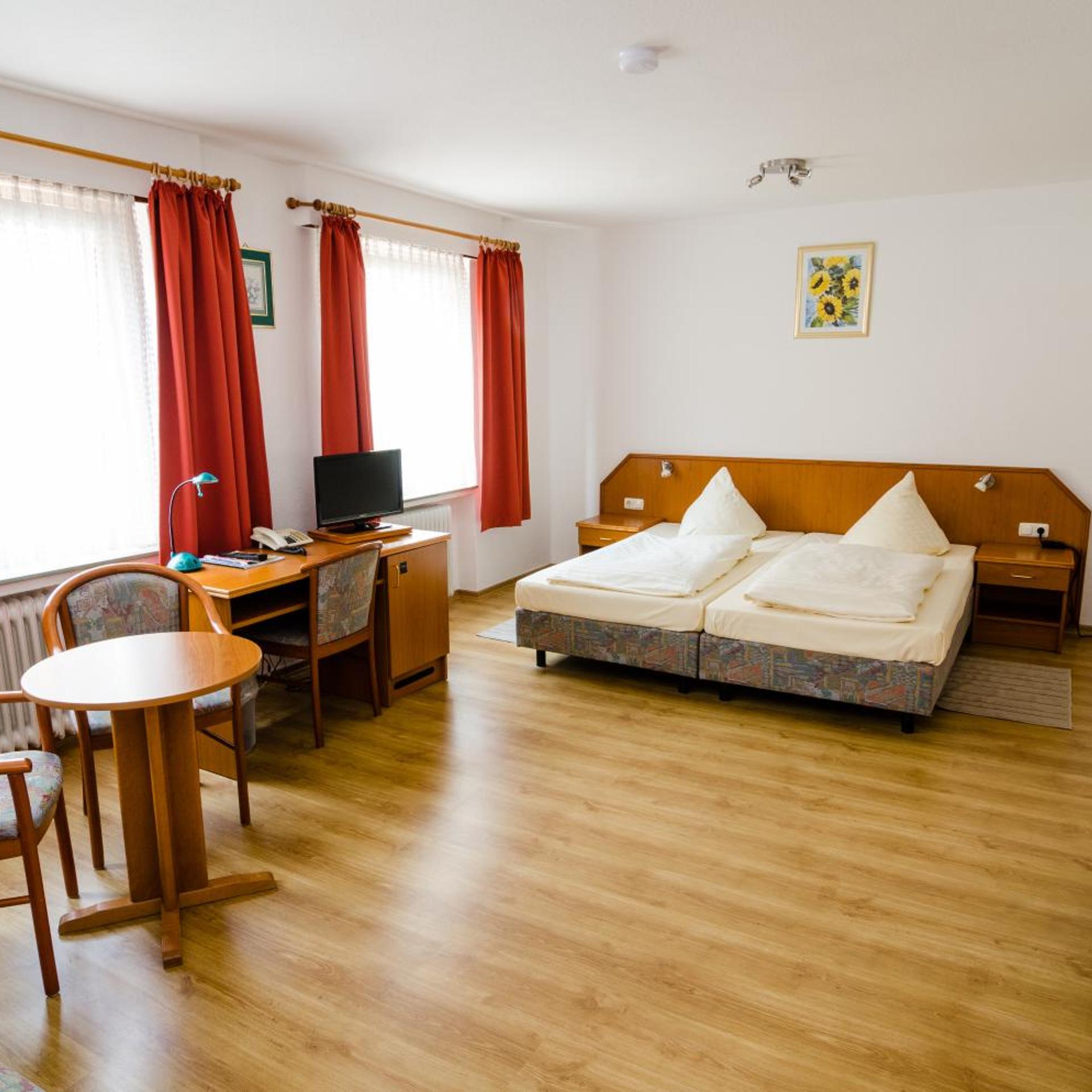 غرفة بسرير مزدوج