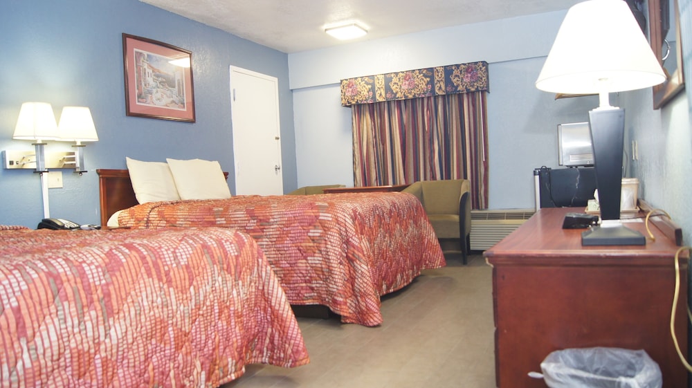 Holiday Lodge And Suites 30/46