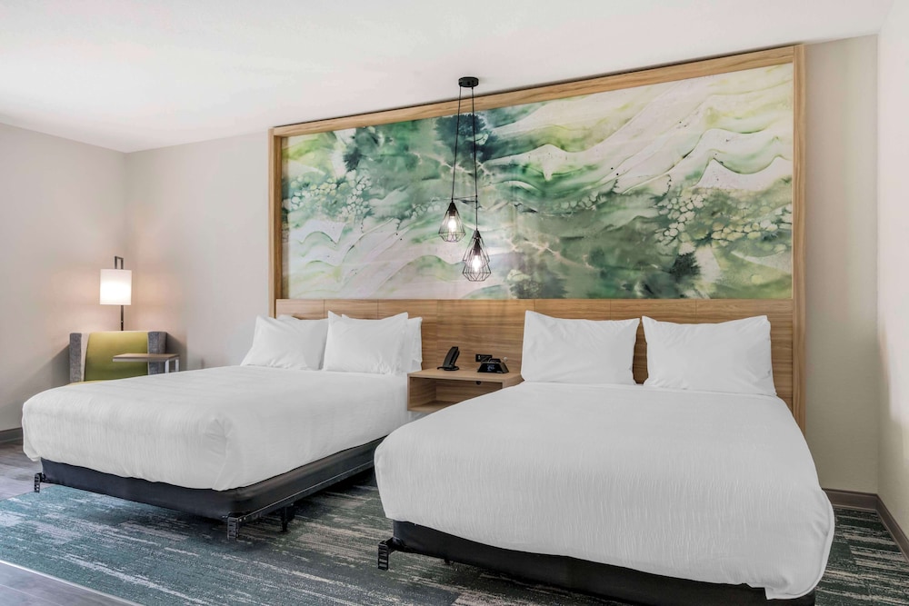 Standard, 2 Queen Beds, Bathtub