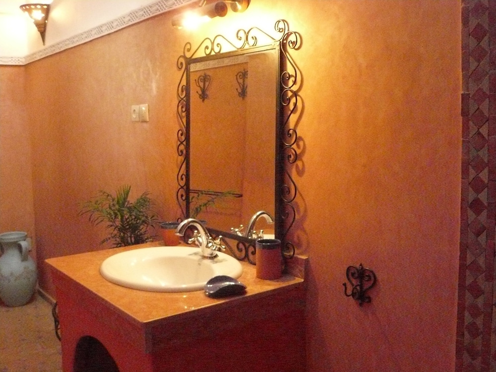 RIAD A LA BELLE ETOILE 28/83