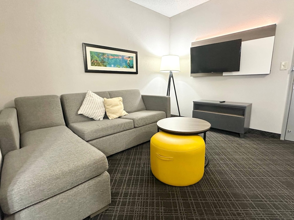 Comfort Inn and Suites Calhoun South 34/58
