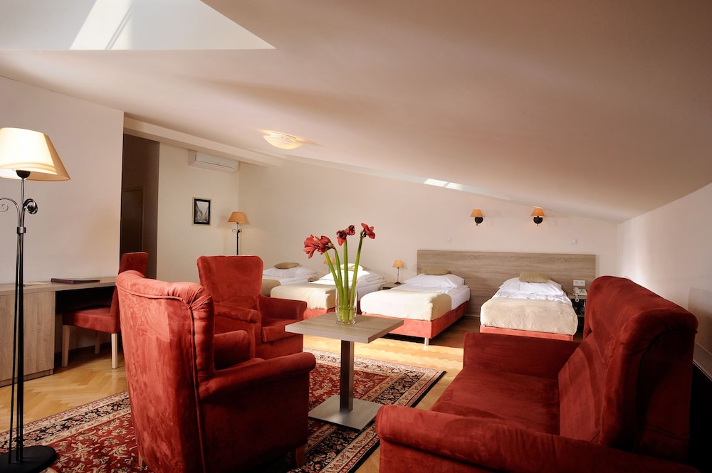 Hotel Santi 35/56