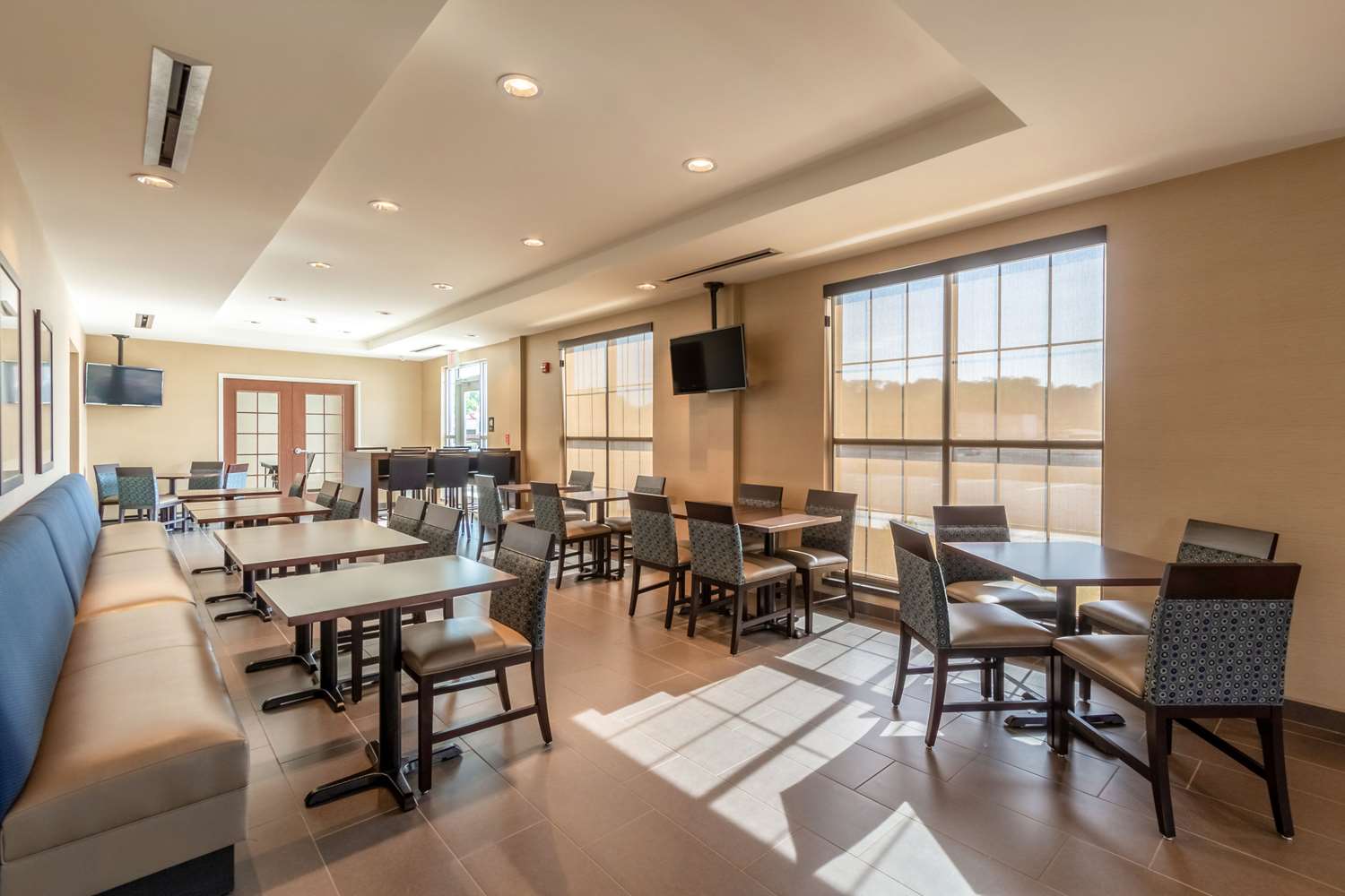 Comfort Inn & Suites - Harrisburg Airport - Hershey South 39/48