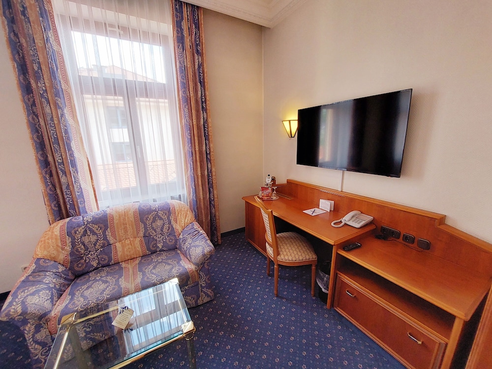 Bayerischer Hof Dresden 54/76
