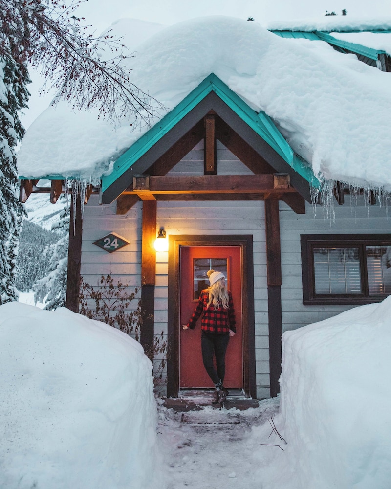 Emerald Lake Lodge 3/71