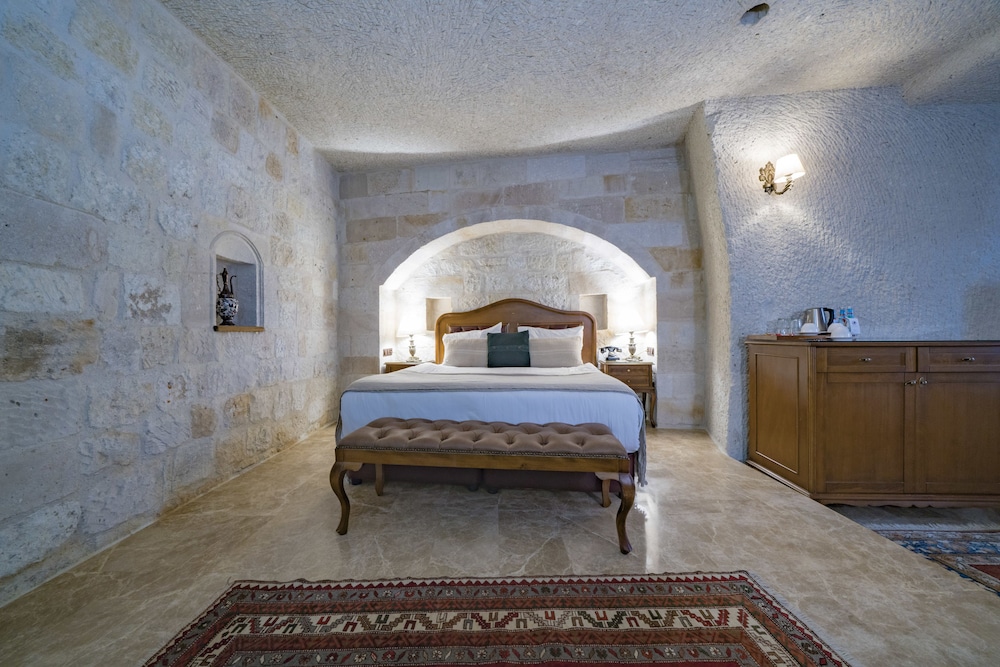Artemis Cave Suites 16/64