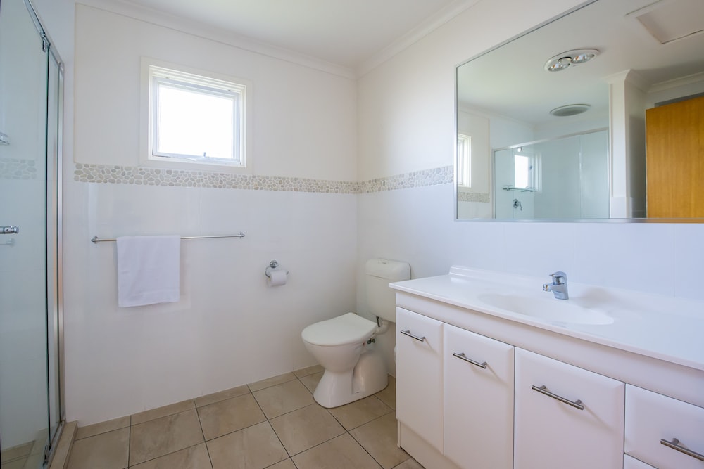 فيلا بسرير كوين وسريرين فرديين، West Beach Parks Resort 3/4